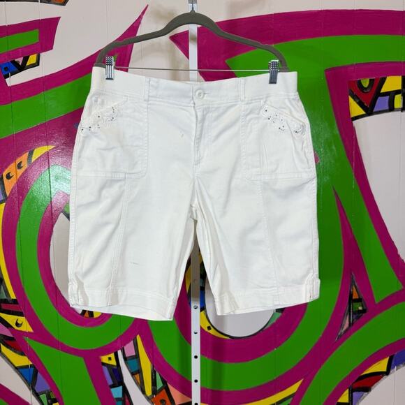 Gloria Vanderbilt White Bermudas, Size 14. Minor stains, should wash out. - Picture 1 of 7